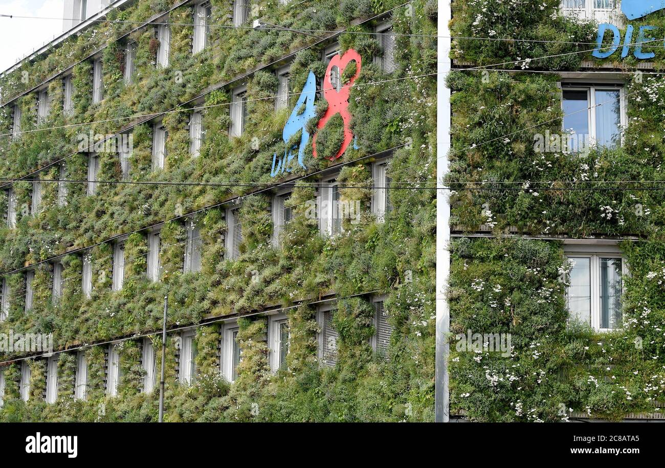 Wien. Juli 2020. Das Foto vom 22. Juli 2020 zeigt grüne Fassaden des MA 48 Hauptsitzes in Wien, Österreich. Die Fassaden der MA 48-Zentrale waren mit Grünpflanzen ausgekleidet, die positive Effekte wie Mikroklima, Schutz des Gebäudegewebes vor treibendem Regen und Schmutzablagerungen, Lärmschutz und Kühlleistung zeigten. Kredit: Guo Chen/Xinhua/Alamy Live Nachrichten Stockfoto