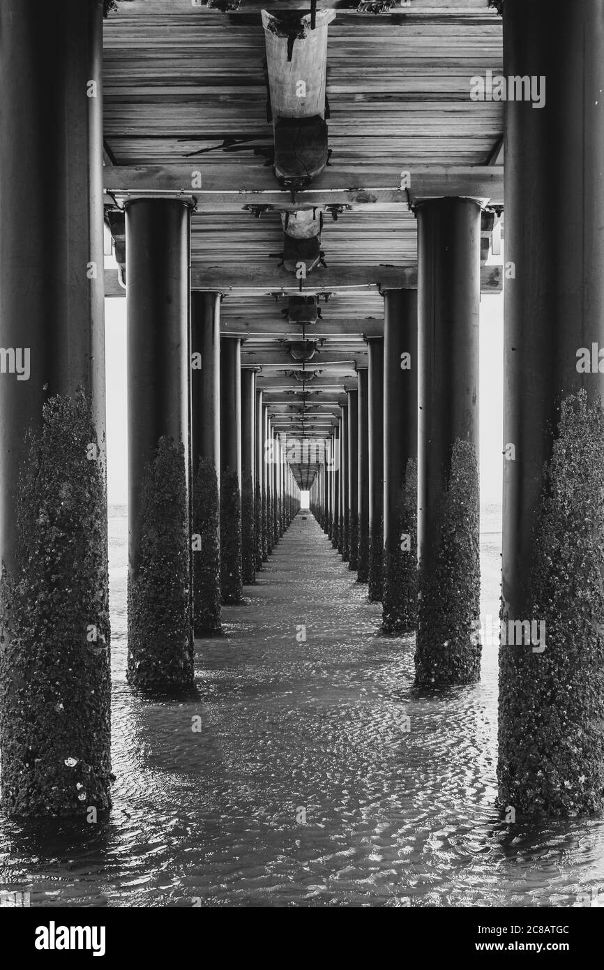 Blick unter langen hölzernen Pier Stockfoto