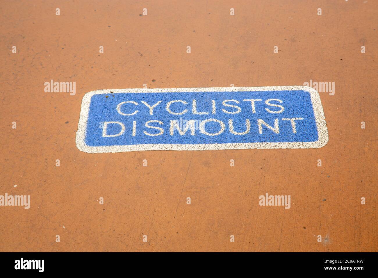 Radfahrer demontieren Schild auf Fußpfad gemalt. Stockfoto