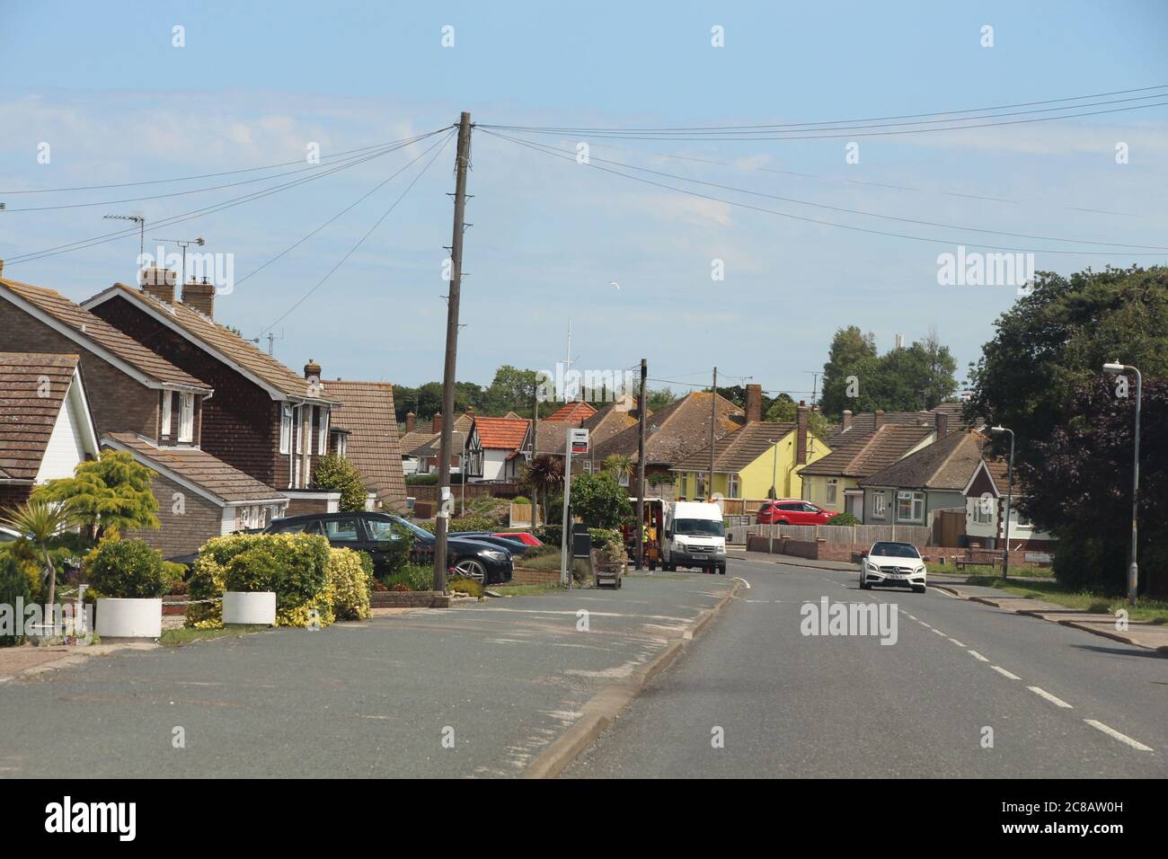 Eine Wohnstraße in Essex, mit vielen Häusern und deren Gärten Stockfoto