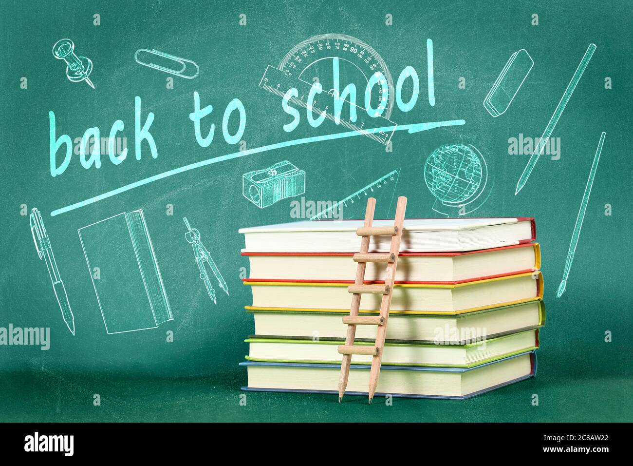 Zurück zur Schule Konzept mit Bleistiftleiter auf Stapel von Büchern gegen grüne Tafel Stockfoto