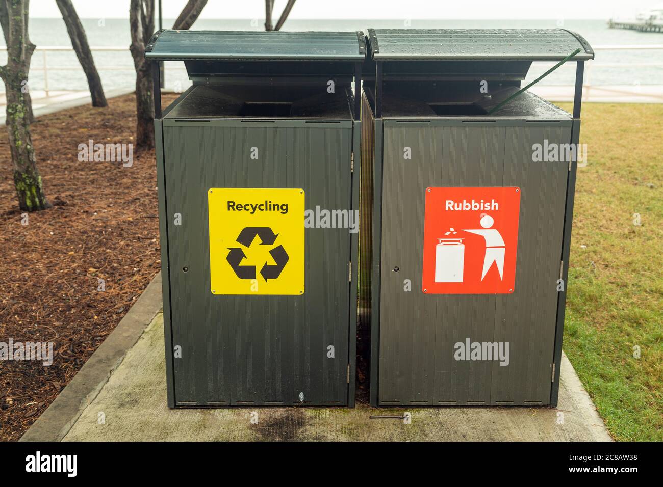 Recycling und Mülltonnen. Stockfoto