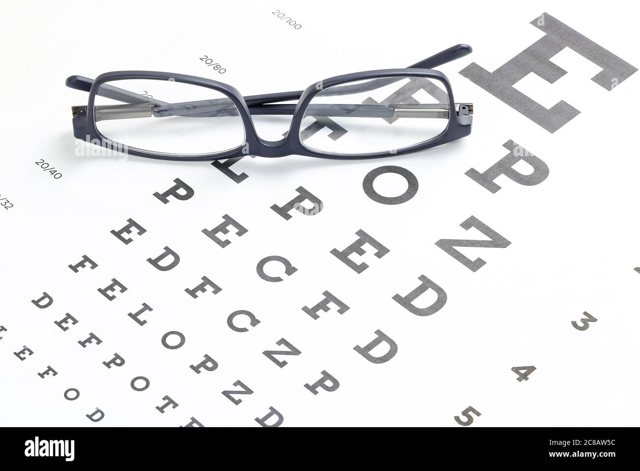 Brille auf Augentestkarte, opthalmologisches Konzept Stockfoto