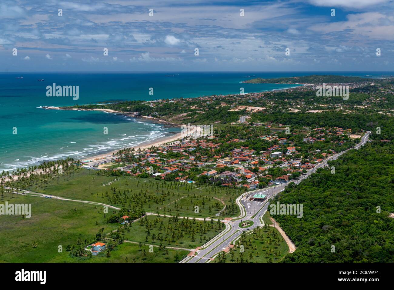 Paiva Strand und ökologisches Reservat, mit Schwerpunkt auf der Autobahn Route der Kokospalmen, in der Nähe von Recife, Pernambuco, Brasilien. Stockfoto