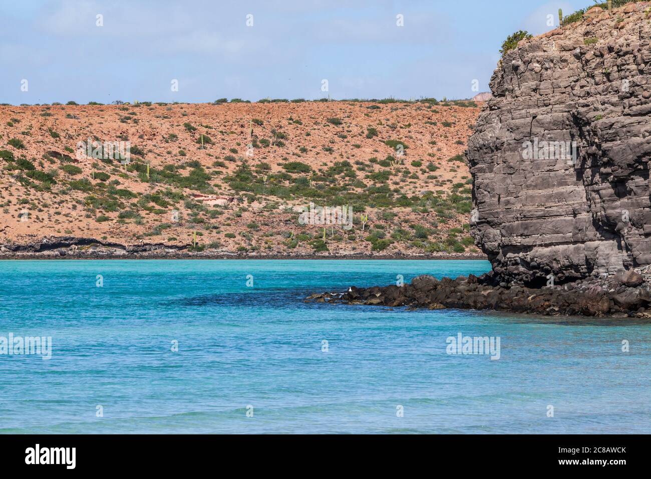 Ein Schuss des wunderschönen aquablauen Wassers, das die karge Felsenwüste der Insel trifft. Isla Espiritu Santo, BCS, Mexiko. Stockfoto