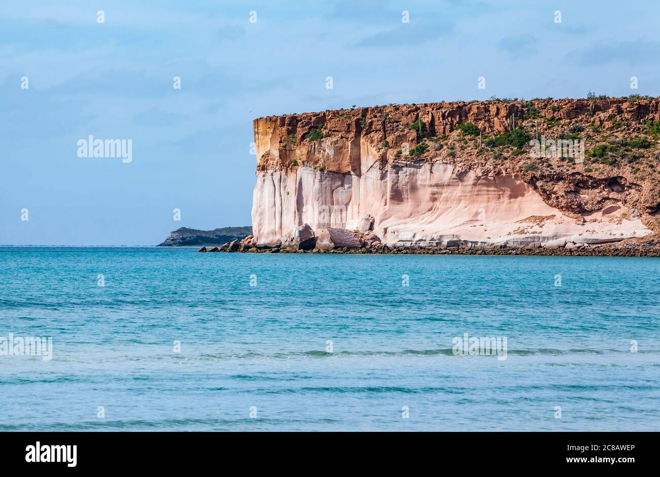 Ein Schuss des wunderschönen aquablauen Wassers, das die karge Felsenwüste der Insel trifft. Isla Espiritu Santo, BCS, Mexiko. Stockfoto