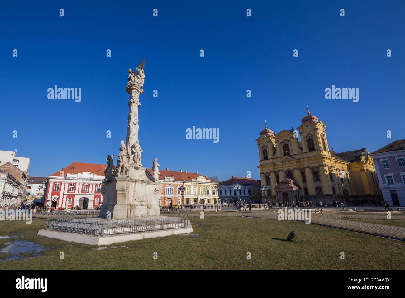 TIMISOARA, RUMÄNIEN - 15. JANUAR 2017: Piata unirii Platz mit typischer Barockarchitektur, St. george Katholische Kathedrale & Heilige dreifaltigkeit Statue. A Stockfoto