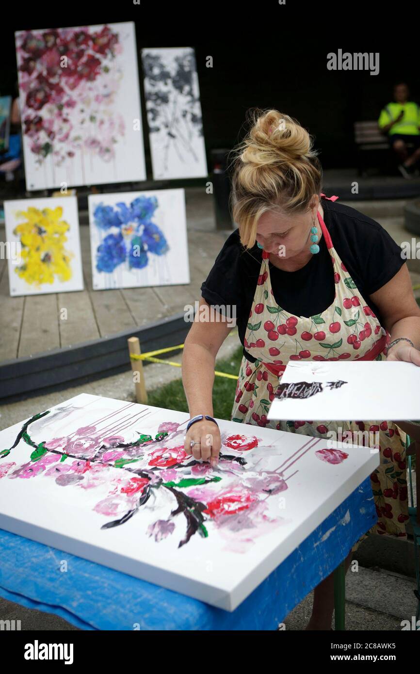 Vancouver, Kanada. Juli 2020. Eine Künstlerin arbeitet an ihrer Malerei  während des Art Masters Malwettbewerb in Vancouver, British Columbia,  Kanada, am 22. Juli 2020. Am Mittwoch nahmen hier Künstler am  Kunstwettbewerb Teil.