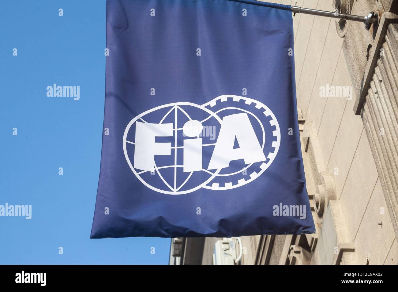 BELGRAD, SERBIEN - 8. AUGUST 2018: FIA-Logo auf ihrem Büro für belgrad. FIA oder Federation internationale de l'automobile ist die internationale Organisation Stockfoto