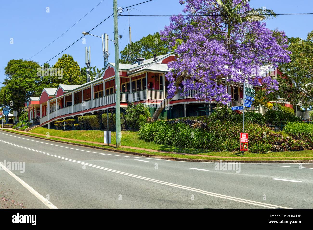 Mapleton Hotel und Jacaranda Bäume in Blüte. Stockfoto