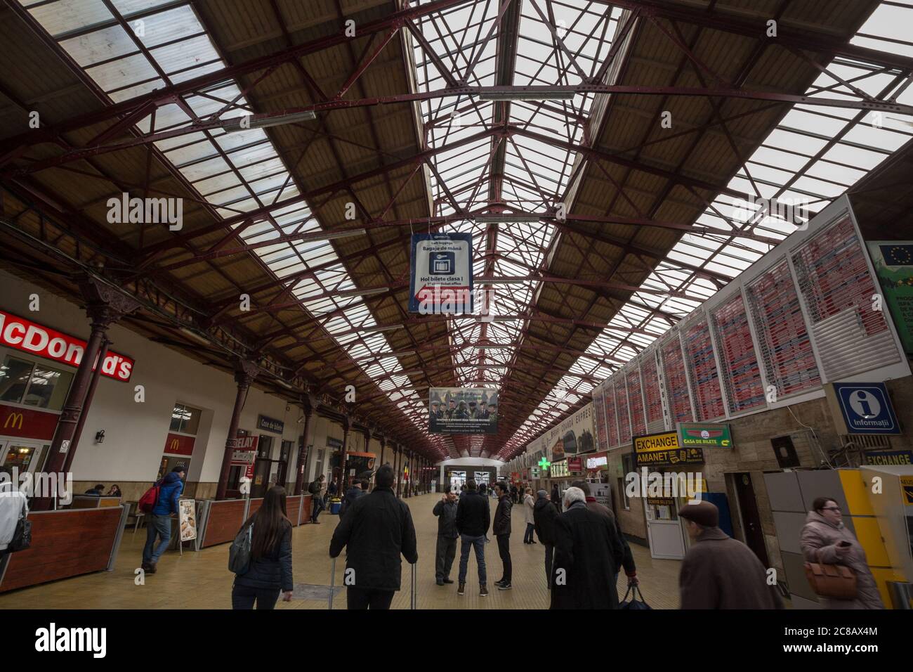 BUKAREST, RUMÄNIEN - 15. FEBRUAR 2020: Hauptabfertigungshalle von Gara de Nord, der Hauptbahnhof von Bukarest, Rumänien, mit Ticketbüros und Stockfoto