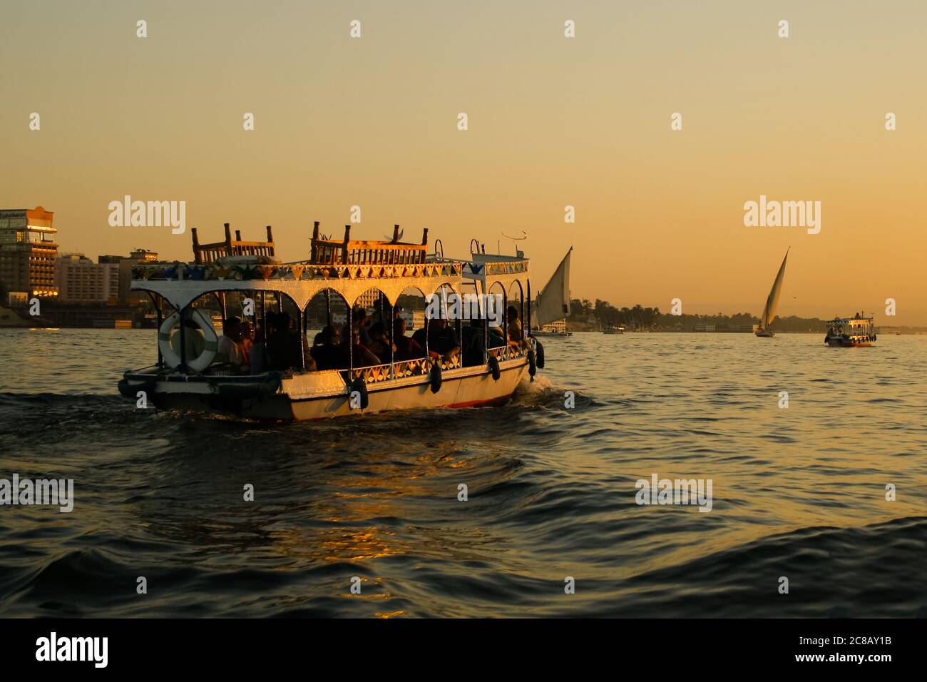 Kairo, Ägypten. Dez 08, 2019 ein Ausflugsboot schwimmt bei Sonnenuntergang auf dem Nil Stockfoto