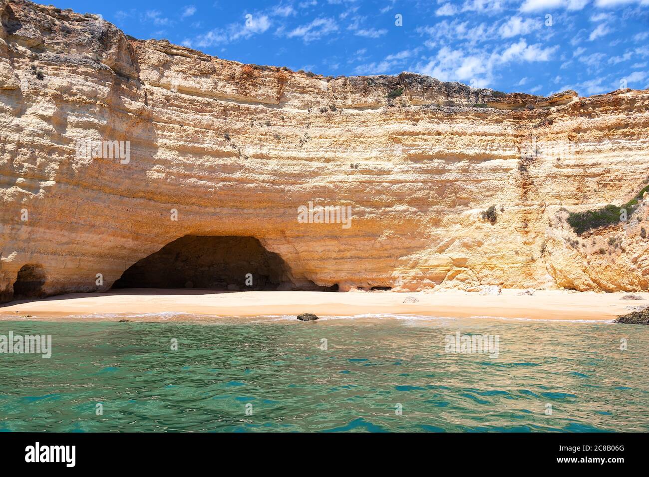 Blick auf die Klippen und Höhlen von Benagil von der Meerseite. Wunderschöne Naturgrotten mit smaragdgrünem Wasser und kleinen Stränden im Atlantik Stockfoto