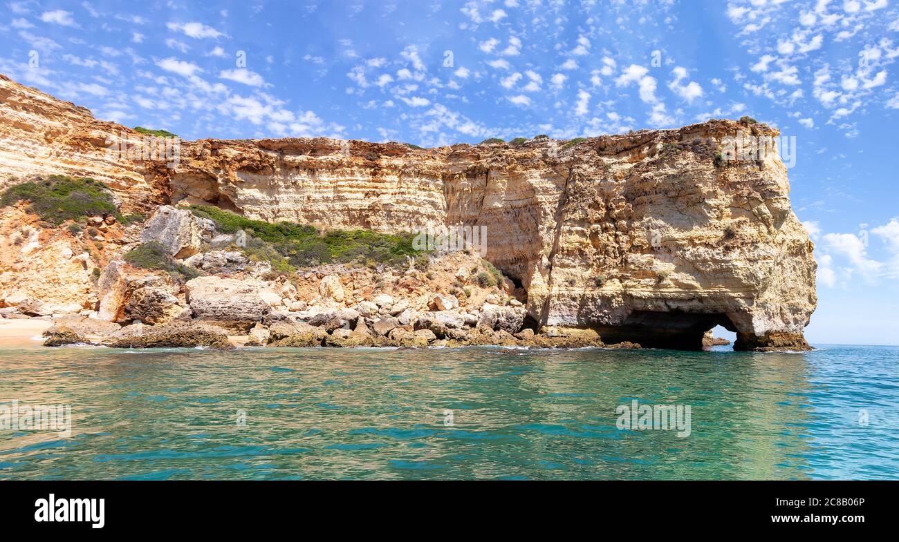 Blick auf die Klippen und Höhlen von Benagil von der Meerseite. Schöne natürliche Meeresgrotten mit smaragdgrünem Wasser und Atlantischem Ozean Stockfoto