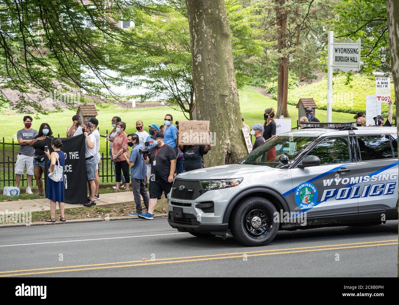 Wyomissing, Pennsylvania, USA-22. Juli 2020: Wyomissing Polizeiwagen fährt von Black Lives Matter Protest Stockfoto