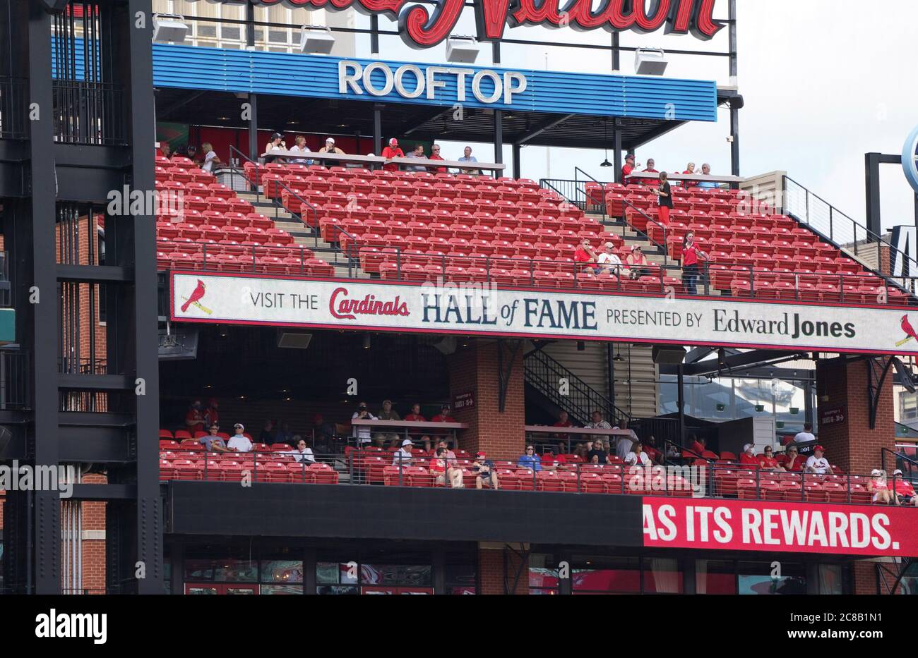 St. Louis, Usa. Juli 2020. Nur wenige Fans, die im Ballpark Village sitzen, beobachten die St. Louis Cardinals und die Kansas City Royals, wie sie am Mittwoch, den 22. Juli 2020, im Busch Stadium auf der anderen Straßenseite in St. Louis ein Ausstellungsspiel spielen. Foto von Bill Greenblatt/UPI Kredit: UPI/Alamy Live News Stockfoto