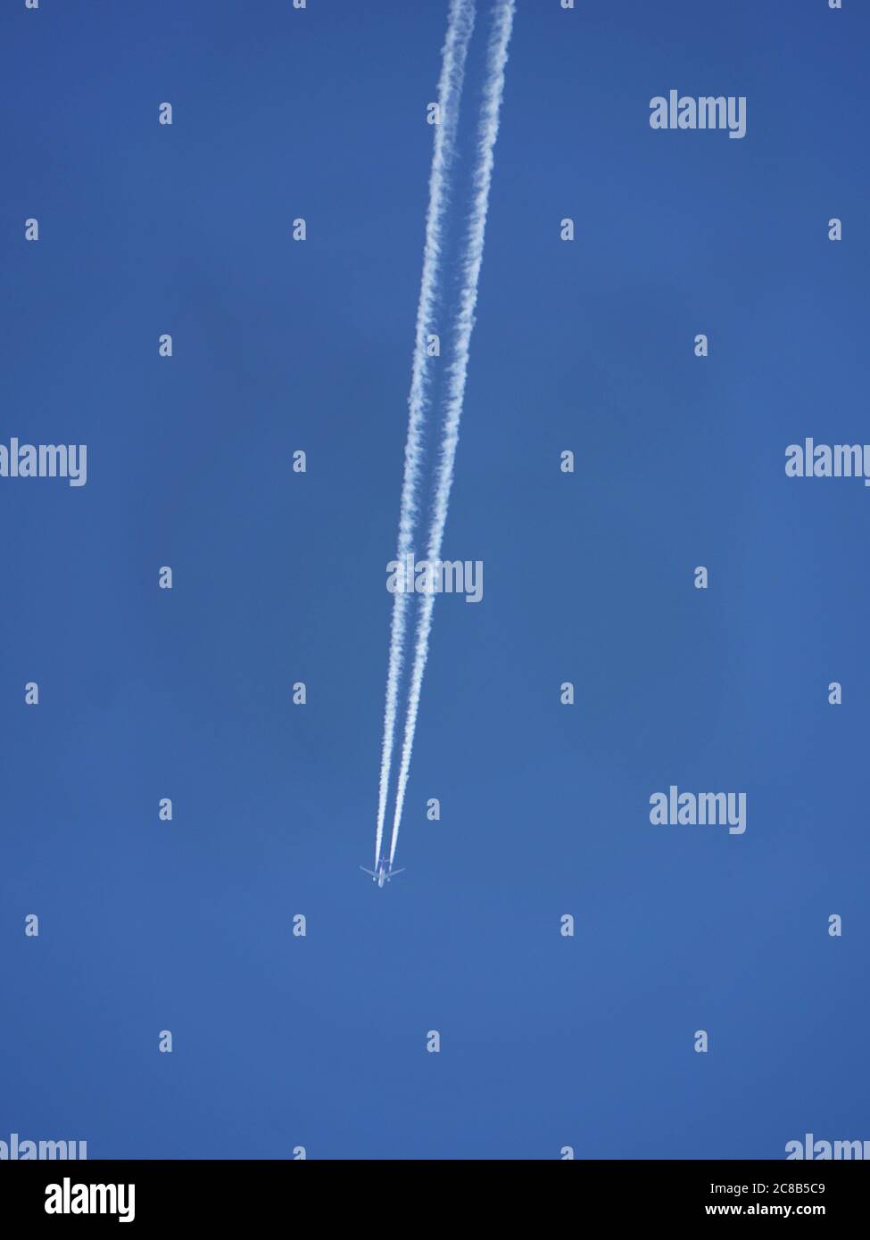 Eine Dampfspur, die von einem Verkehrsflugzeug kommt. Stockfoto