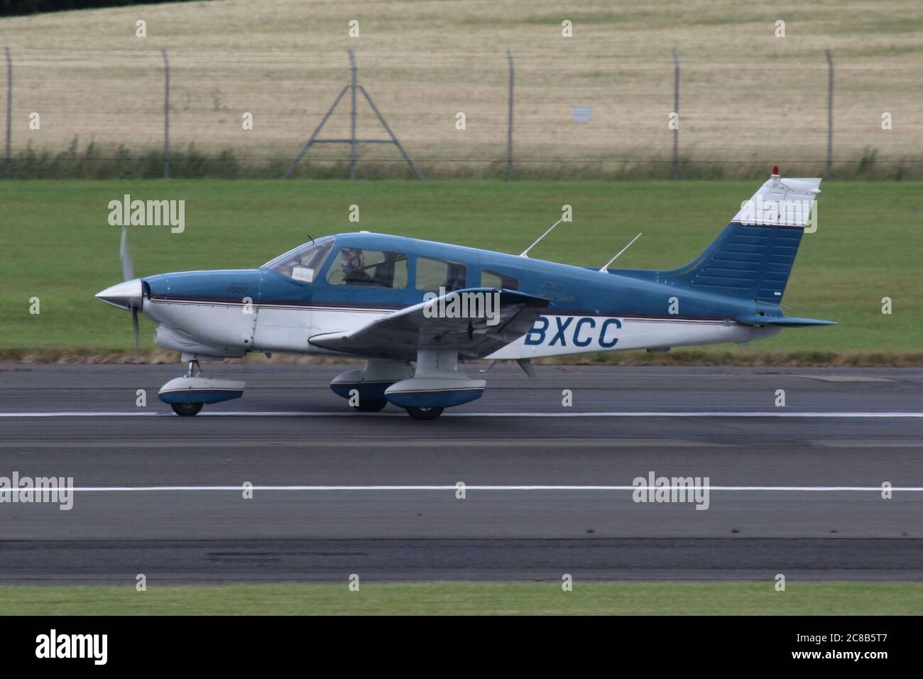 G-BXCC, eine Piper PA-28-201T Turbo Dakota von Greer Aviation am Flughafen Prestwick in Ayrshire, Schottland betrieben. Stockfoto