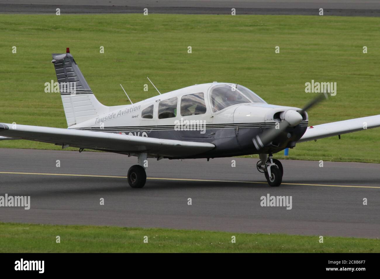 G-BGKS, eine Piper PA-28-161 Cherokee Warrior II, die von Tayside Aviation am Flughafen Prestwick in Ayrshire betrieben wird. Stockfoto