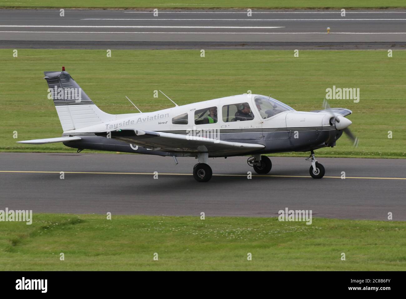 G-BGKS, eine Piper PA-28-161 Cherokee Warrior II, die von Tayside Aviation am Flughafen Prestwick in Ayrshire betrieben wird. Stockfoto