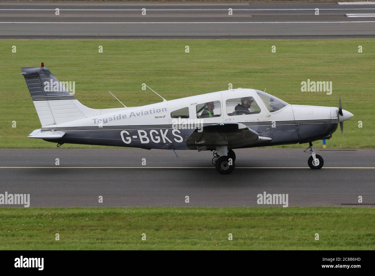 G-BGKS, eine Piper PA-28-161 Cherokee Warrior II, die von Tayside Aviation am Flughafen Prestwick in Ayrshire betrieben wird. Stockfoto