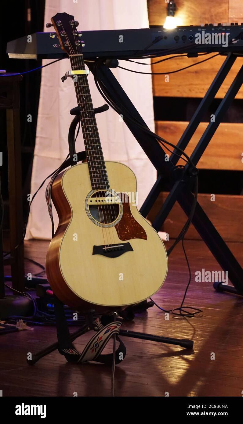Eine akustische Gitarre auf dem Bühnenständer. Stockfoto