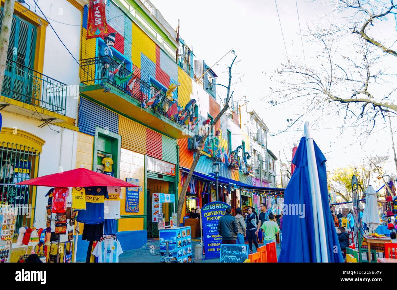 Buenos Aires, Argentinien - 05. September 2018: Die berühmten Farben von El Caminito und Souvenirläden. Stockfoto