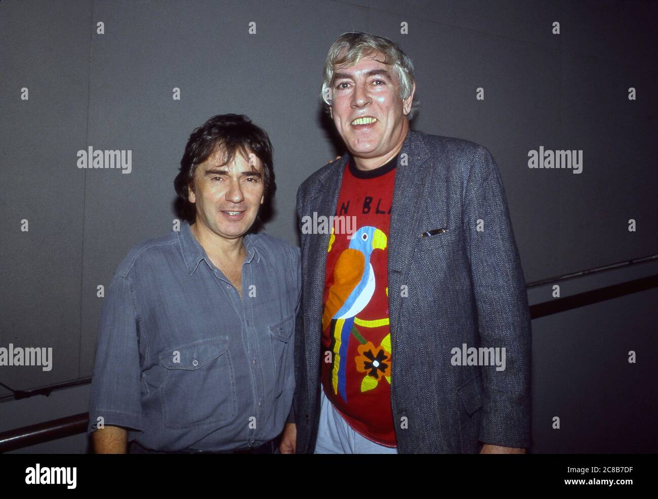 Dudley Moore und Peter Cook Backstage bei Comic Relief Stockfoto