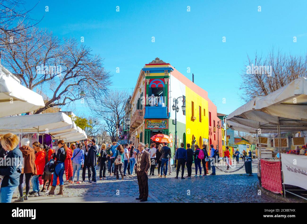 Buenos Aires, Argentinien - 05. September 2018: Die berühmten bunten Straßen von El Caminito überfüllt mit Menschen und Kunsthandwerksläden während des Tages mit dem Stockfoto