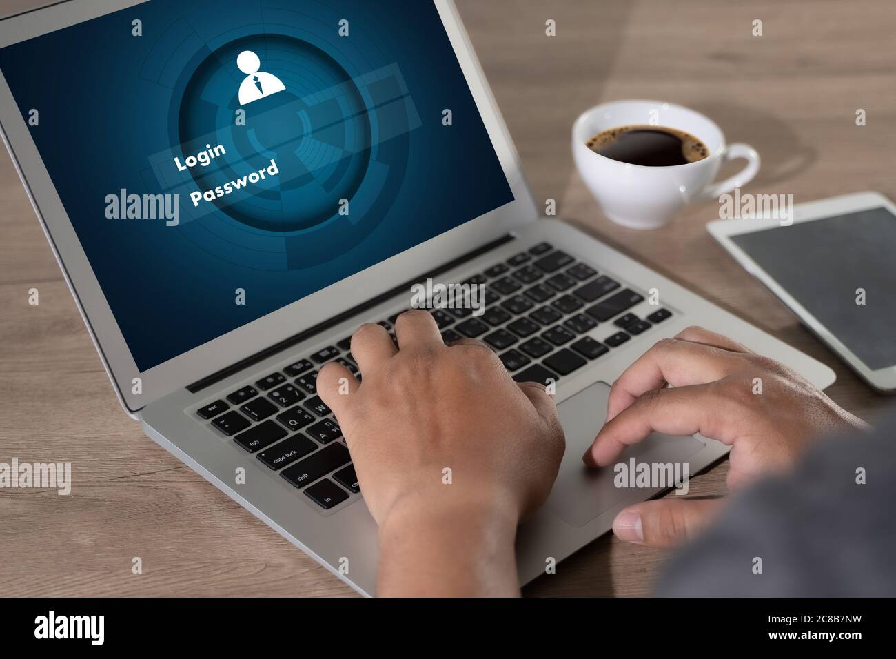 Geschäftsmann mit Login-Interface-Technologie Benutzername und Passwort-Sicherheit in seinem Büro arbeiten Stockfoto