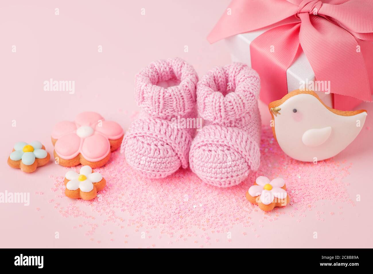Nahaufnahme von Babyschuhen, Baby-Dusche-Dekoration - Süße und Baby Booties auf rosa Hintergrund, erste neugeborene Party Hintergrund, Geburtstag, Geschenk Stockfoto
