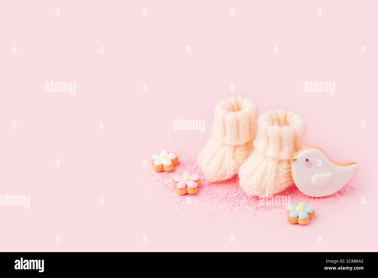 Baby Schuhe Stiefelsocken, Baby Dusche Dekoration - süße Cookies auf rosa Hintergrund, Baby Dusche Party Konzept, Schwangerschaft, Mutterschaft Erwartung, wai Stockfoto