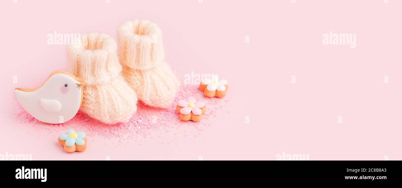 Baby Schuhe Stiefelsocken, Baby Dusche Dekoration - süße Cookies auf rosa Hintergrund, Baby Dusche Party Konzept, Schwangerschaft, Mutterschaft Erwartung, wai Stockfoto