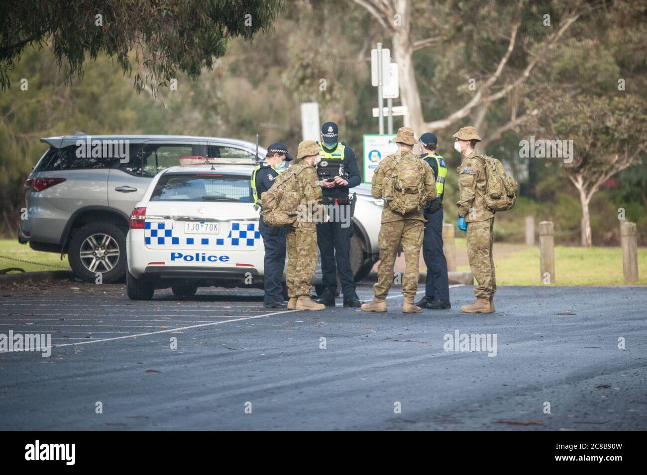 Melbourne, Australien 23 July 2020, Polizei und Soldaten patrouillieren Princes Park, um die obligatorische Maske Gesetze, die heute in einem Versuch, Covid-19 aus Pausen in der in Australiens zweitbevölkerungsreichsten Stadt Kontrolle beginnen durchzusetzen Kredit: Michael Currie/Alamy Live News Stockfoto