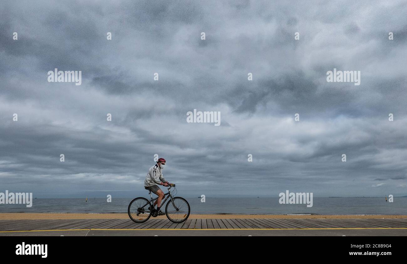 Covid-19 Pandemie 2020: Menschen mit obligatorischen Schutzmasken in Melbourne Australien. Stockfoto