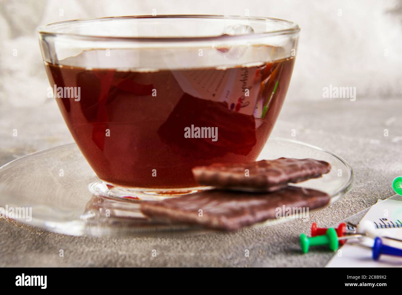 Eine Tasse Kaffee mit Schokolade und farbigen Stiften, Tagebuchblätter mit der Aufschrift. Stockfoto