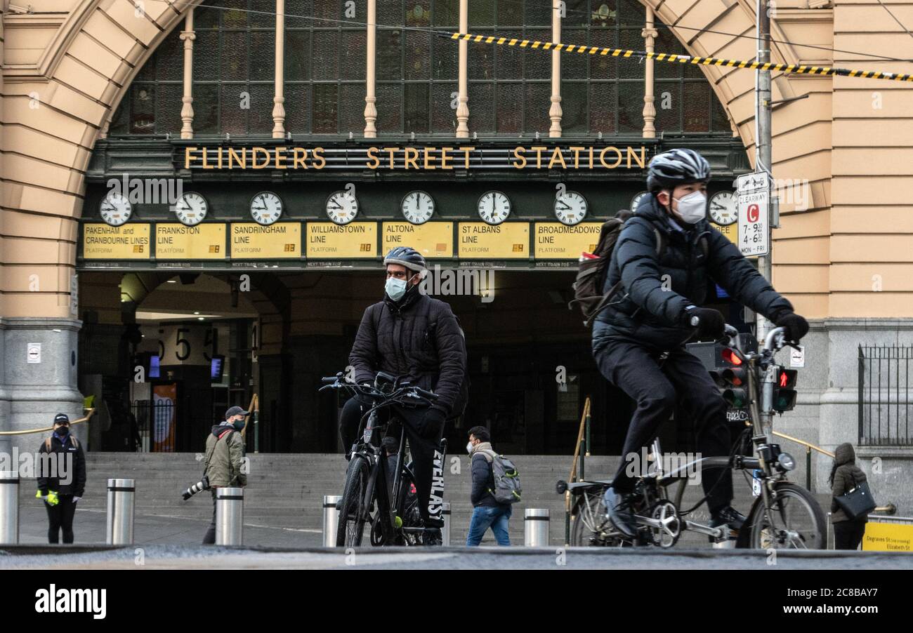 Covid-19 Pandemie 2020: Menschen mit obligatorischen Schutzmasken in Melbourne Australien. Stockfoto