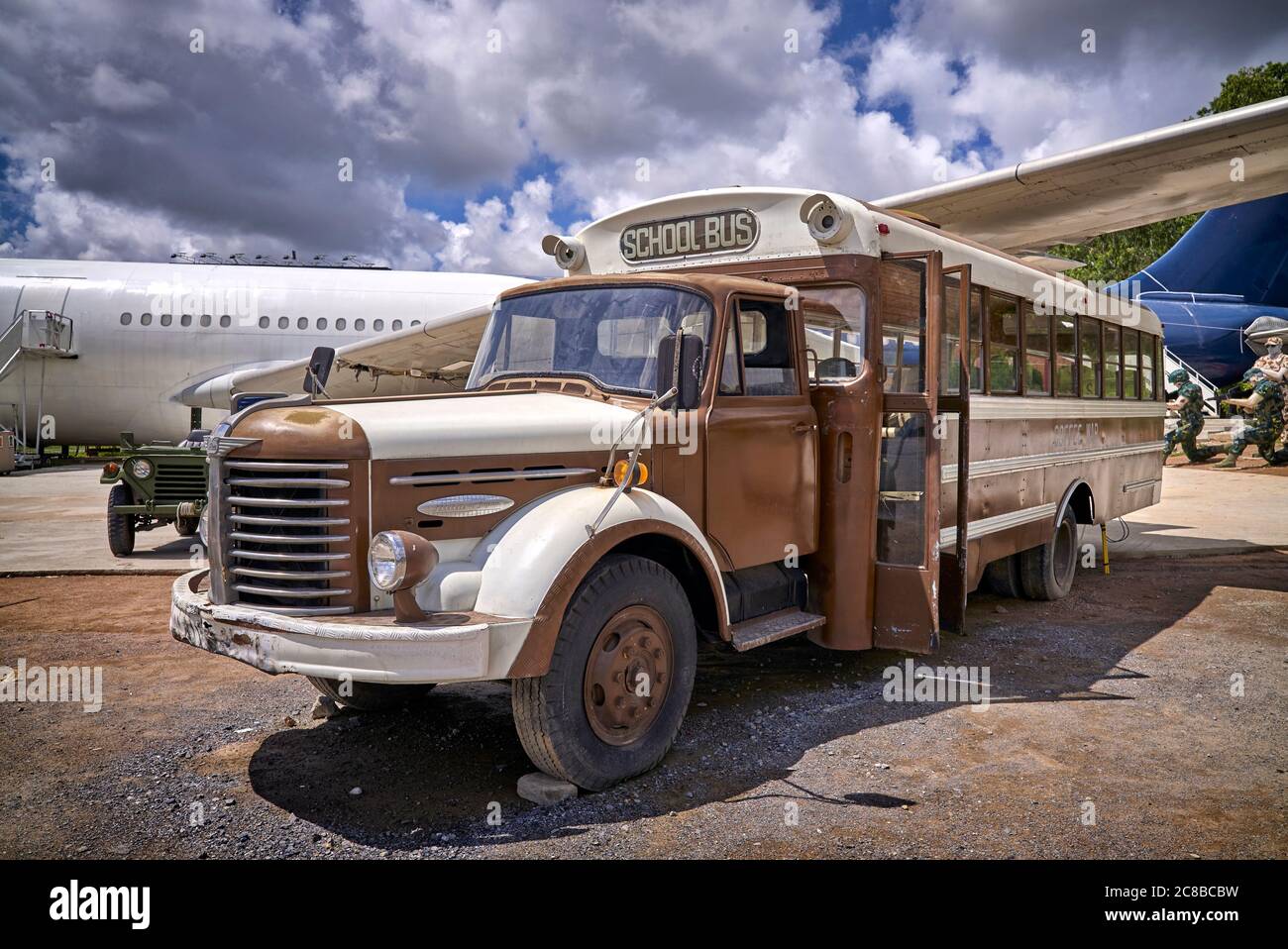 Vintage Schulbus an der Coffee war USA Army WW2 Wiederaufbaustelle mit Vintage und antiken amerikanischen Kriegsgeräten. Thailand Südostasien Stockfoto