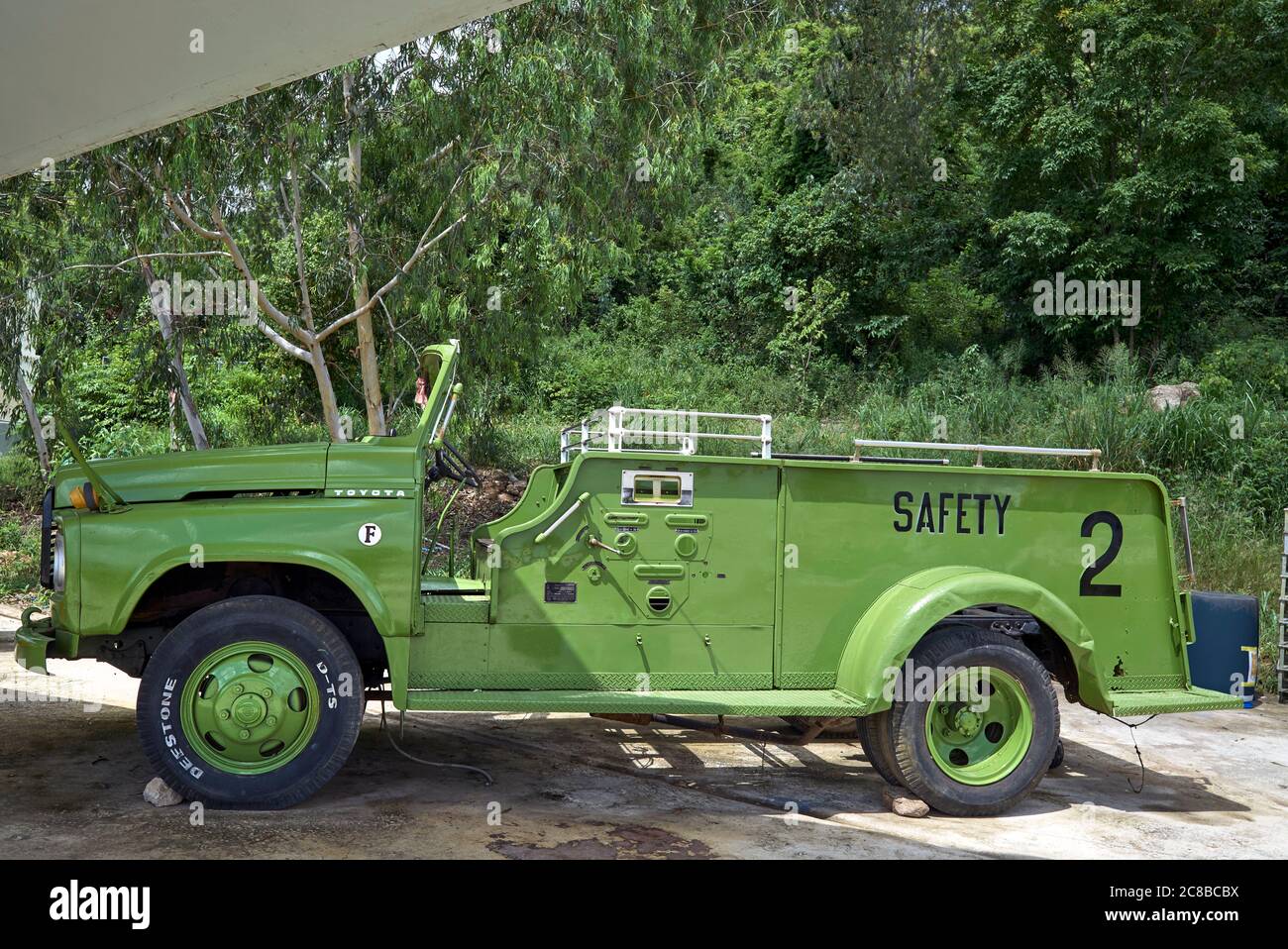 Oldtimer Feuerwehrauto Grün. USA Army WW2 Feuerwehrauto am Coffee war Wiederaufbauort mit alter und antiker amerikanischer Kriegsausrüstung. Stockfoto