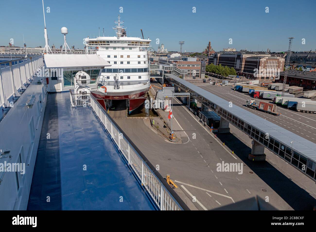 Helsinki, Uusimaa, Finnland, 20. Juli 2020, Stadtpanorama, Fähre und Viking Line Werbeterminal, Sommer, sonniger Tag. Hochwertige Fotos Stockfoto