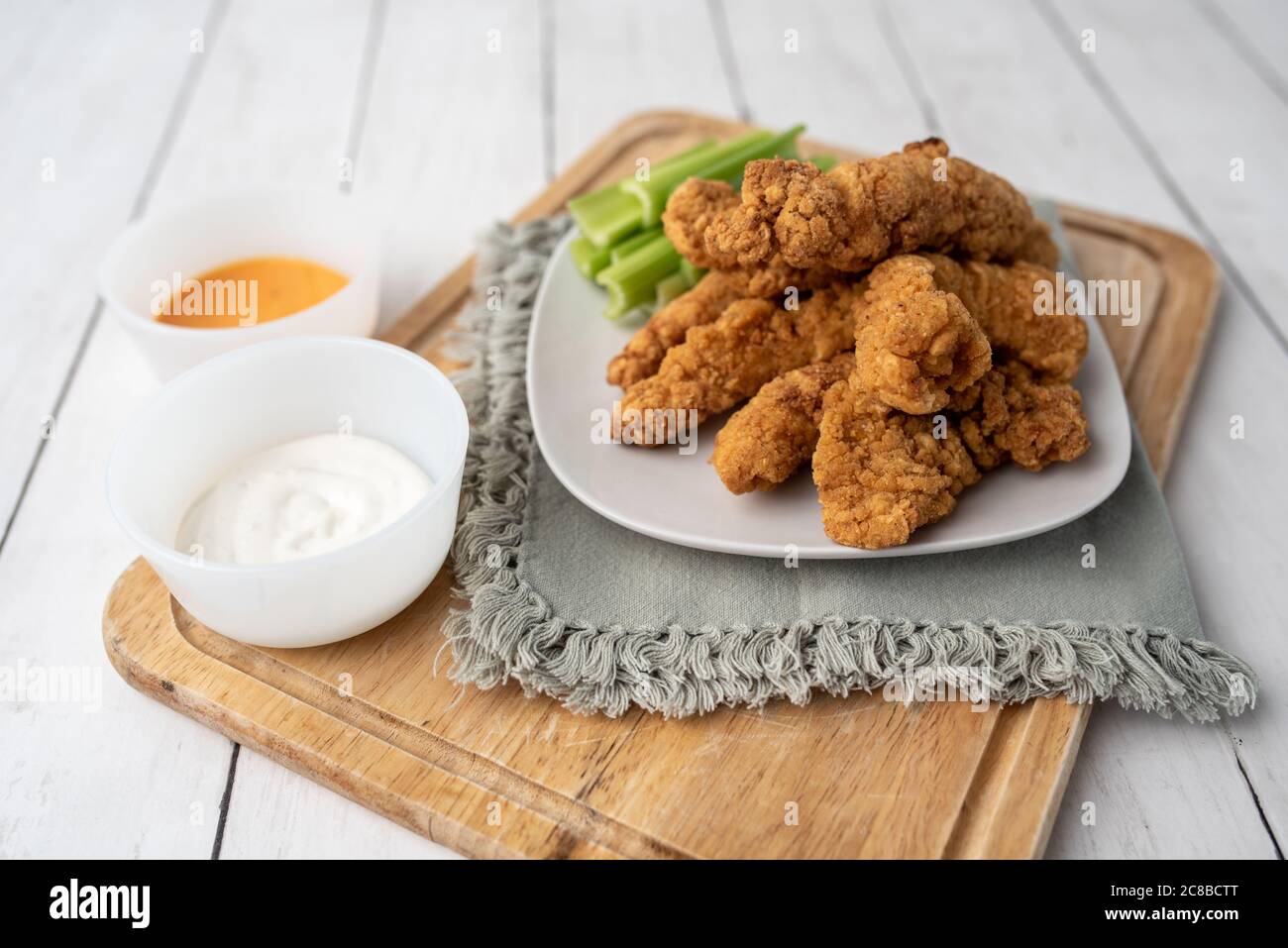 Chicken Fingers Dinner, panierte knusprige Tender mit Sellerie Stockfoto