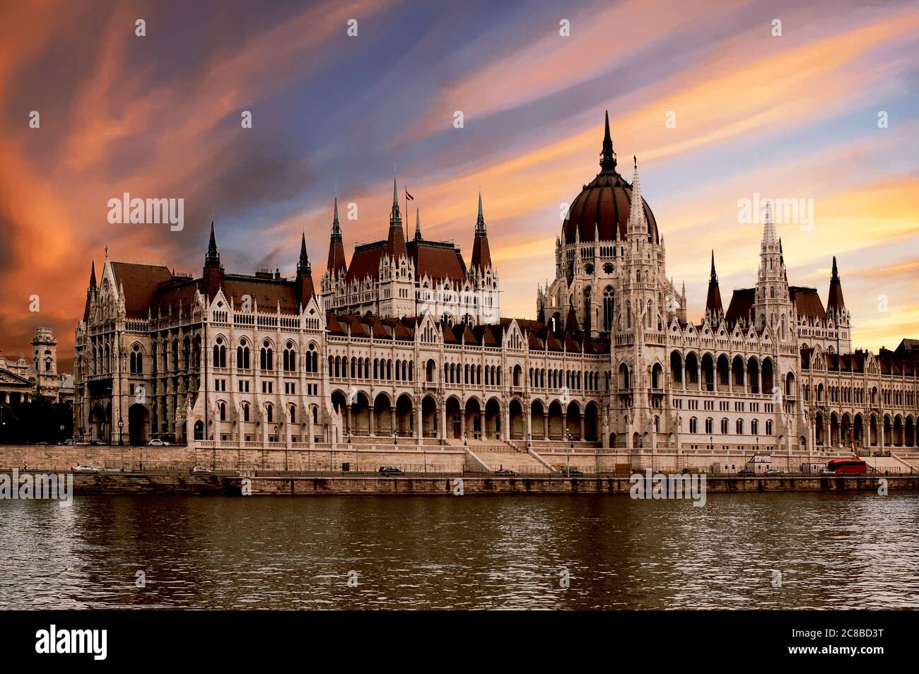 Blick von der Donau auf das ungarische Parlament bei Sonnenuntergang in Budapest Stockfoto