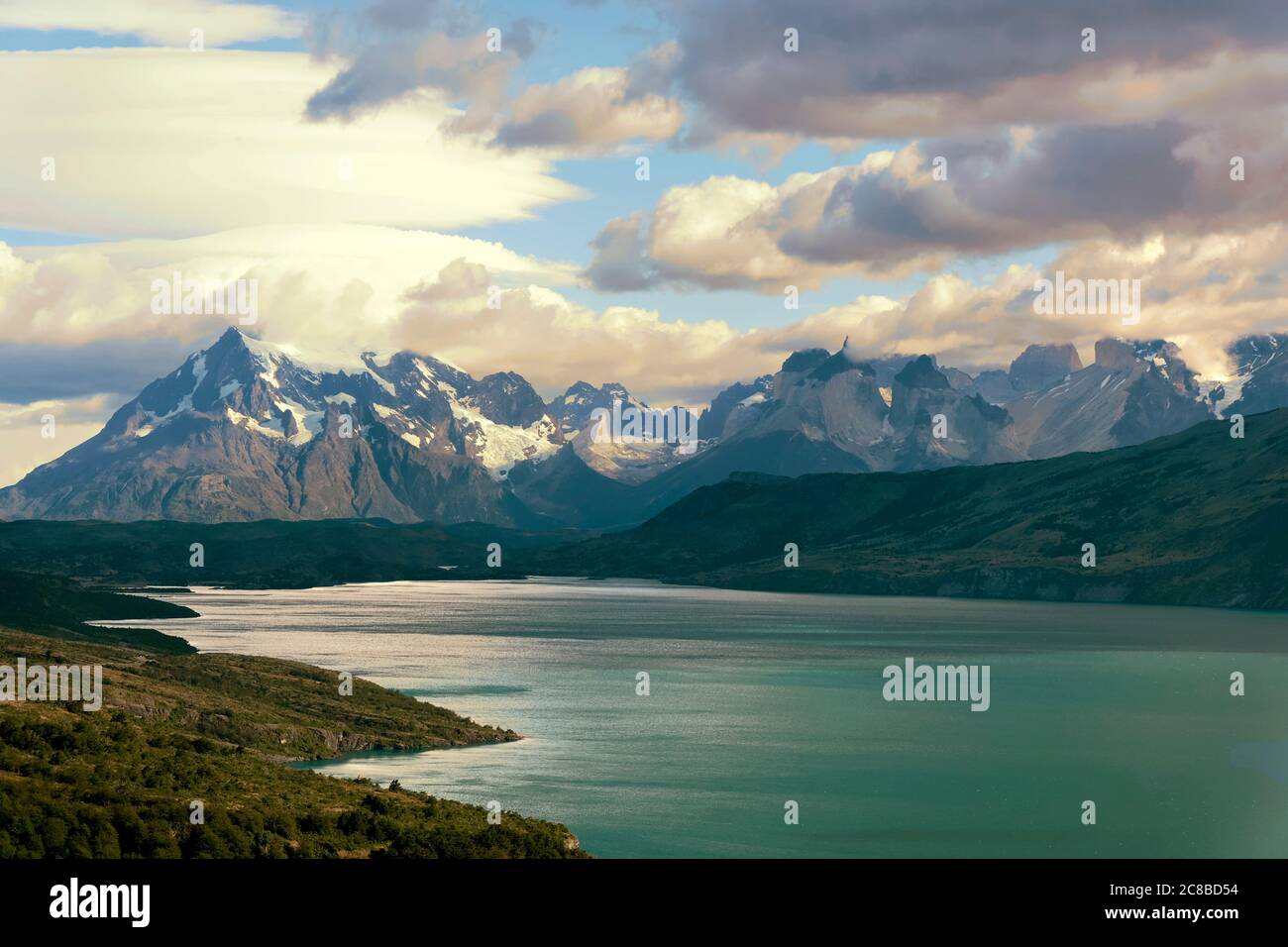Blick auf die Torres del Paine Berge über den Pehoe See, Patagonien, Cile Stockfoto