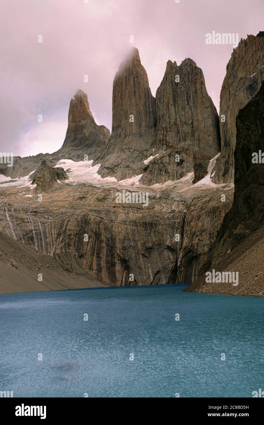 Die drei Türme im Torres del Paine Nationalpark, Patagonien, Chile. Blick vom Mirador de Las Torres. Stockfoto