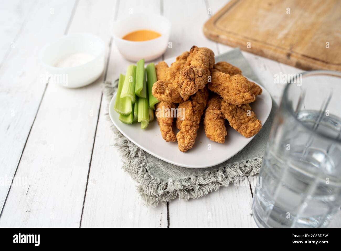 Chicken Fingers Dinner, panierte knusprige Tender mit Sellerie Stockfoto