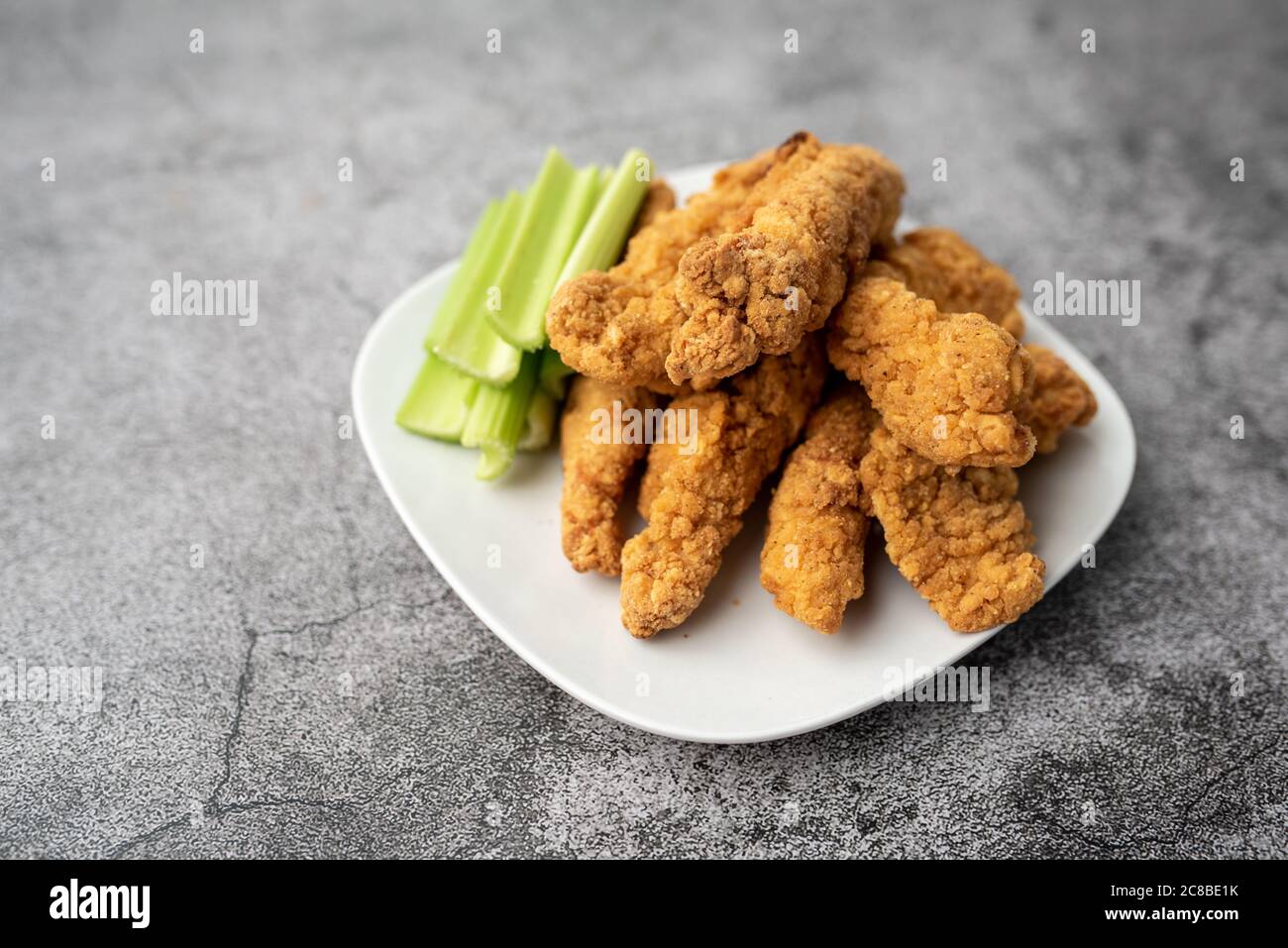 Chicken Fingers Dinner, panierte knusprige Tender mit Sellerie Stockfoto
