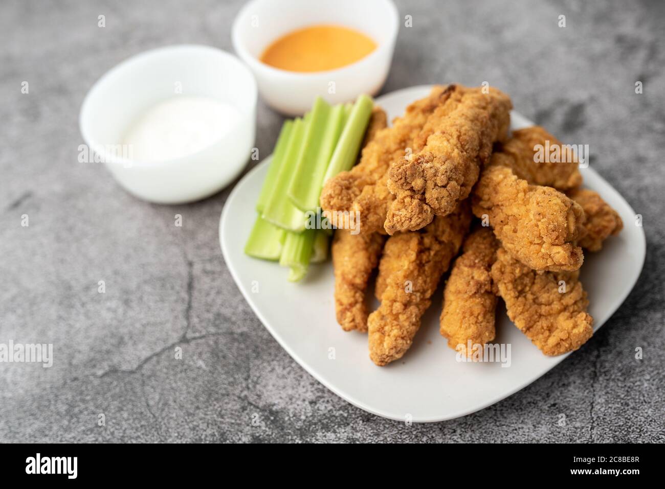 Chicken Fingers Dinner, panierte knusprige Tender mit Sellerie Stockfoto