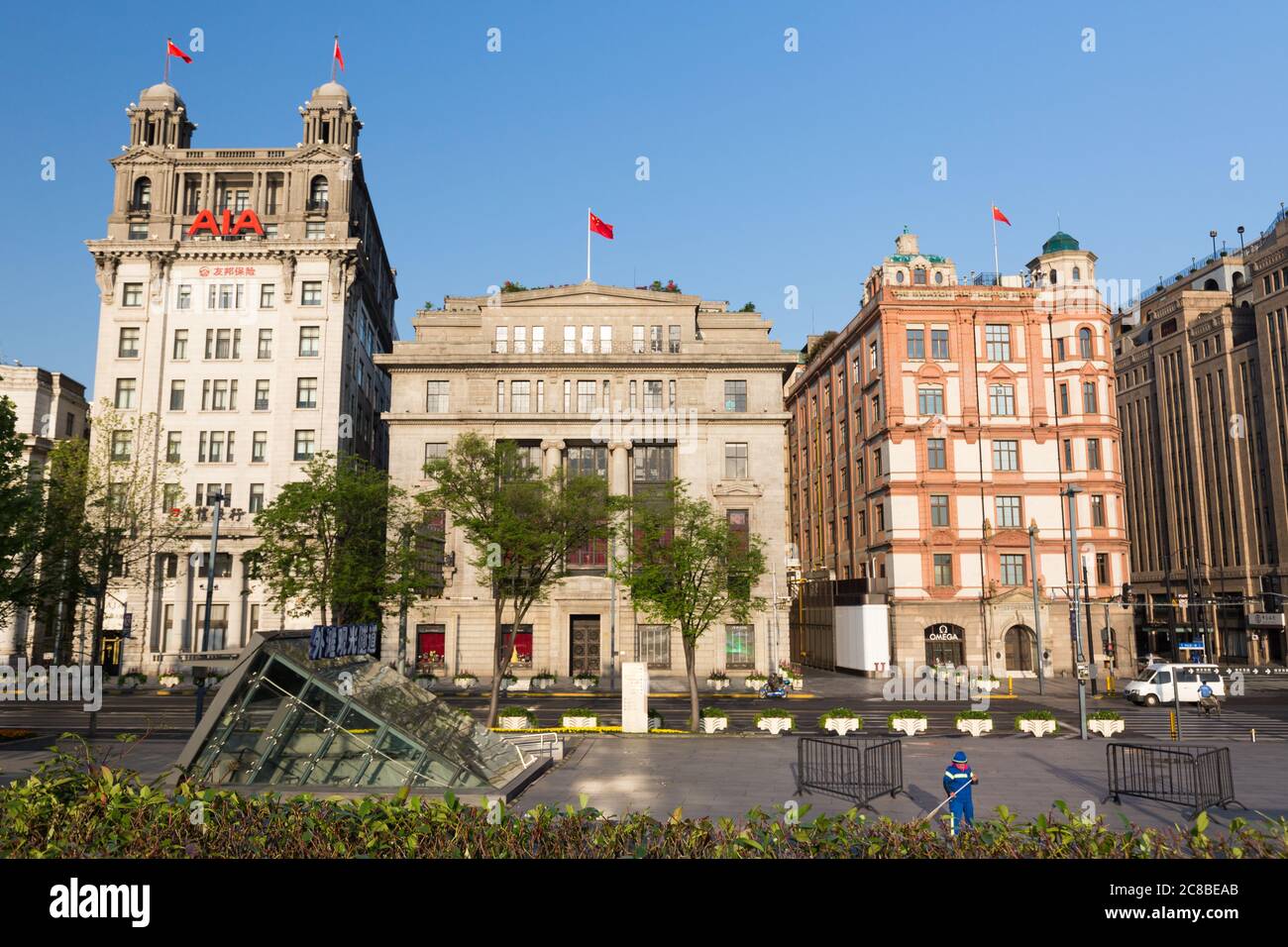 Shanghai, China - 17. April 2018: Vorderansicht historischer Gebäude am Bund. Von links nach rechts: North China Daily News Building, Bund 18 Stockfoto