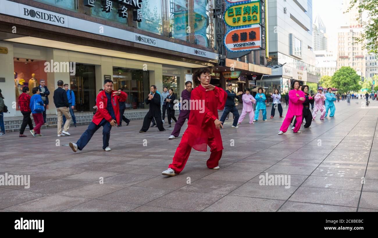 Shanghai, China - 17. April 2018: Senioren üben Tai Chi an der East Nanjing Road. Eine beliebte Aktivität den ganzen Tag. Stockfoto