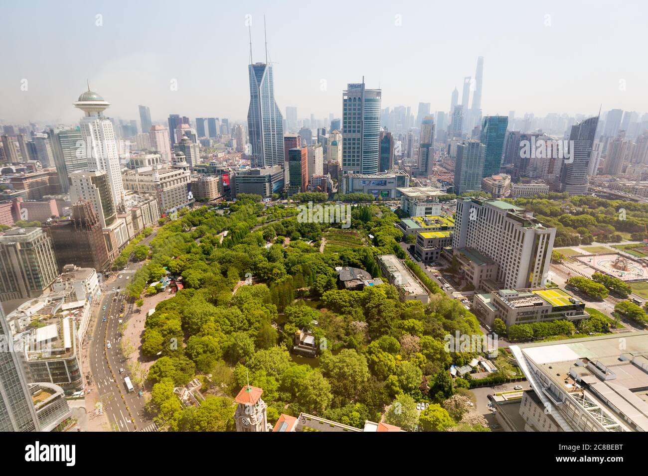 Shanghai, China - 17. April 2018: Blick aus der Höhe auf den Platz des Volkes. Wolkenkratzer im Hintergrund. Stockfoto